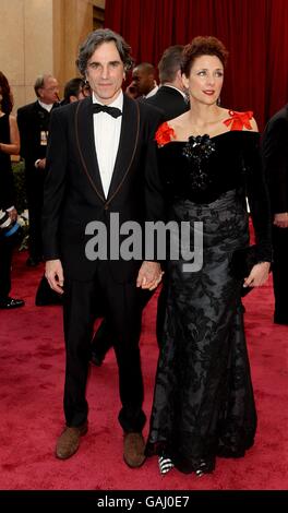 Daniel Day Lewis et sa femme Rebecca arrivent pour le 80e Academy Awards (Oscars) au Kodak Theatre de Los Angeles. Banque D'Images