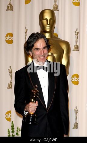 Daniel Day Lewis et le prix pour le meilleur acteur reçu pour y avoir du sang à la 80e Academy Awards (Oscars) au Kodak Theatre, Los Angeles. Banque D'Images