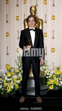 Daniel Day Lewis et le prix pour le meilleur acteur reçu pour y avoir du sang à la 80e Academy Awards (Oscars) au Kodak Theatre, Los Angeles. Banque D'Images