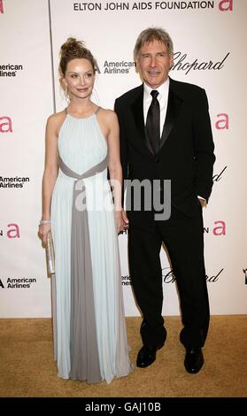 Harrison Ford et Calista Flockhart arrivent pour la 16e édition annuelle de la Fondation Sir Elton John AIDS Oscar Party au Pacific Design Center de Los Angeles. Banque D'Images