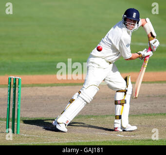 Cricket - New Zealand Invitational XI v England - Day One - Otago University.Graeme Swann d'Angleterre en action pendant le match à l'Université Oval, Otago University, Nouvelle-Zélande. Banque D'Images
