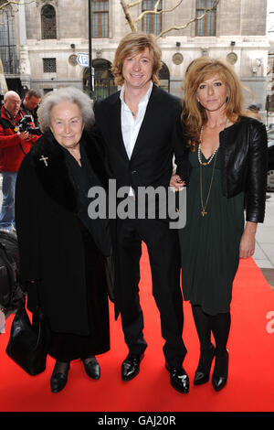 Le coiffeur Nicky Clarke (au centre) arrive avec kelly Hoppen et sa mère Rena pour le prix du Maman de l'année 2008 du magazine Tesco, au Waldorf Hilton Hotel, dans le centre de Londres. Banque D'Images