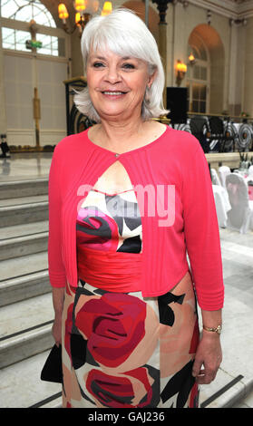 Pat Ayres, lauréat du prix « Achieving Mum », 62 ans, de Gloucester, lors des Tesco Magazine Mum of the Year Awards 2008 au Waldorf Hilton Hotel, dans le centre de Londres. Banque D'Images