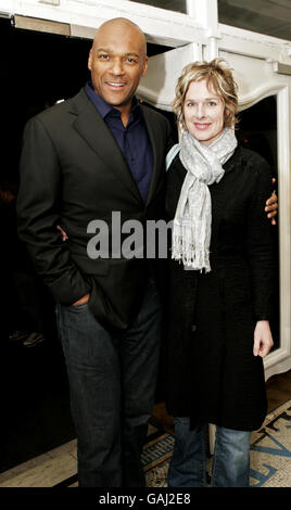 Colin Salmon et son épouse Fiona Hawthorne arrivent pour une projection spéciale de Fade to Black au cinéma électrique à l'ouest de Londres. Banque D'Images