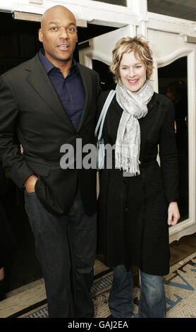 Colin Salmon et son épouse Fiona Hawthorne arrivent pour une projection spéciale de Fade to Black au cinéma électrique à l'ouest de Londres. Banque D'Images