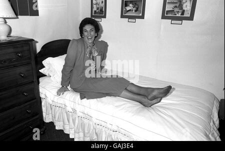 Edwina Currie se trouve sur un lit comme elle ouvre un Exposition sur la santé à l'Université de Nottingham Banque D'Images