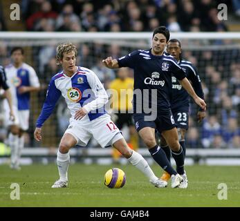 Soccer - Barclays Premier League - Blackburn Rovers / Everton - Ewood Park.Mikel Arteta d'Everton et Morten Gamst Pedersen de Blackburn Rovers (à gauche) se disputent le ballon Banque D'Images