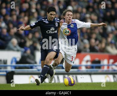 Stephen Warnock de Blackburn Rovers et Mikel Arteta (à gauche) d'Everton pour le ballon Banque D'Images