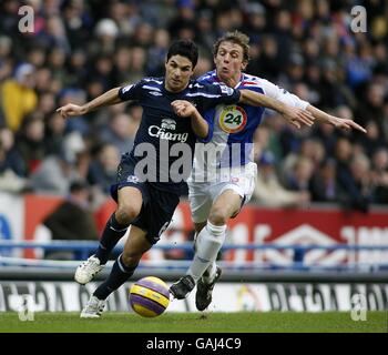 Soccer - Barclays Premier League - Blackburn Rovers / Everton - Ewood Park.Stephen Warnock de Blackburn Rovers et Mikel Arteta (à gauche) d'Everton se battent pour le ballon Banque D'Images