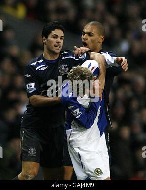 James Vaughan d'Everton doit intervenir en tant que coéquipier Mikel Arteta (À gauche) et le Morten Gamst Pedersen de Blackburn Rovers s'impliquent une altercation Banque D'Images