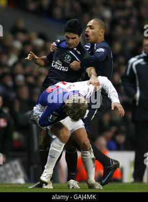 James Vaughan d'Everton doit intervenir en tant que coéquipier Mikel Arteta (À gauche) et le Morten Gamst Pedersen de Blackburn Rovers s'impliquent une altercation Banque D'Images