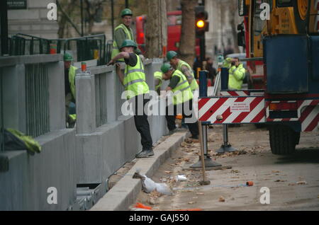 De nouvelles clôtures de sécurité sont installées à l'extérieur du bâtiment du Trésor de Whitehall, Westminster. Banque D'Images