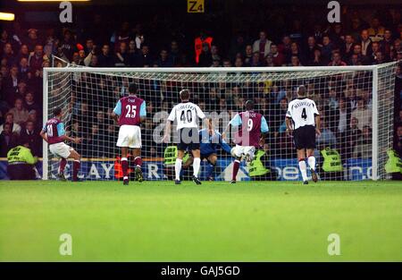 Paolo Di Canio de West Ham prend la pénalité pour marquer Le but gagnant contre Fulham Banque D'Images