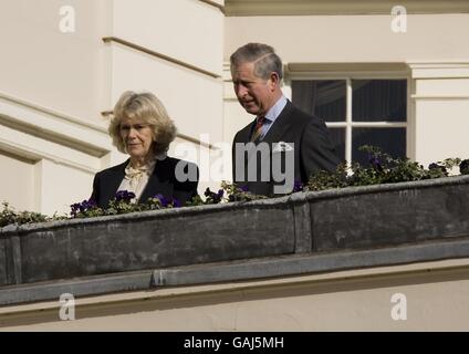 Le Prince Charles présente des médailles à des soldats Banque D'Images