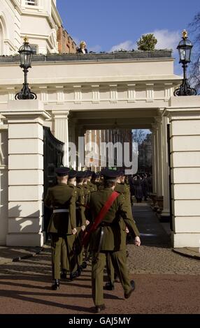 Le Prince de Galles, colonel en chef du régiment mériscien, présente les médailles de l'opération Herrick au 2e Bataillon du régiment mériscien à son retour d'Afghanistan dans le domaine de Clarence House à Londres, sous la surveillance des Duchesse de Cornwall depuis le balcon. Banque D'Images