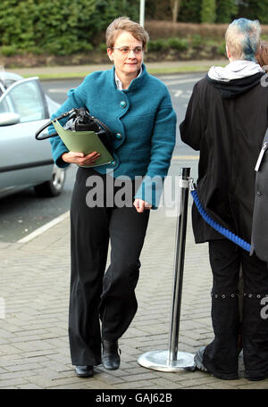 La ministre du développement social de l'Irlande du Nord, Margaret Ritchie, arrive à Dundalk pour la réunion du Conseil ministériel du Nord-Sud. les républicains dissidents étaient aujourd’hui marqués comme des désespoirs par le vice-premier ministre Sinn Fein Martin McGuinness après que l’Irlande du Nord ait été mise en alerte pour une attaque terroriste potentielle. Banque D'Images