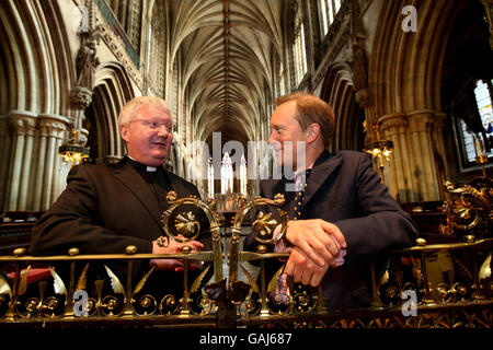 Le très révérend Adrian Dorber, doyen de Lichfield (à gauche), avec le Dr Simon Thurley, directeur général du patrimoine anglais, à la cathédrale de Lichfield, dans le Staffordshire, qui est l'un des 28 cathédrales anglaises à partager 2.1m du régime commun de subventions de cathédrales du patrimoine anglais. Banque D'Images