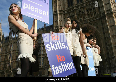Pour marquer le lancement de la campagne « pas de compétences, pas de mode », les modèles portent des articles de toilette (le premier « maquillage » technique d'un vêtement) et posent devant les chambres du Parlement dans le centre de Londres. Banque D'Images