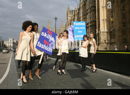 Pour marquer le lancement de la campagne « pas de compétences, pas de mode », les modèles portent des articles de toilette (le premier « maquillage » technique d'un vêtement) et posent devant les chambres du Parlement dans le centre de Londres. Banque D'Images