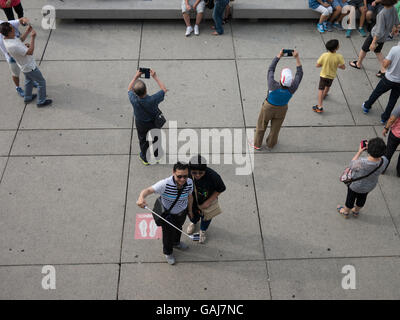 Vue aérienne de touristes prenant des photos avec des téléphones intelligents dans une Civic Square de Toronto, Canada. Banque D'Images