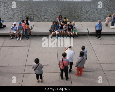 Vue aérienne de touristes prenant des photos avec des téléphones intelligents dans une Civic Square de Toronto, Canada. Banque D'Images