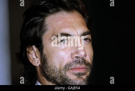 Javier Bardem arrive pour les Orange British Academy film Awards 2008 (BAFTA) à l'Opéra Royal de Covent Garden, dans le centre de Londres. Banque D'Images