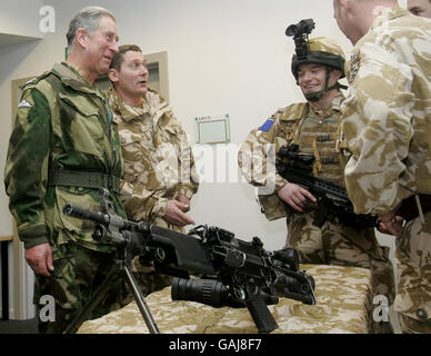 Le Prince de Galles de Grande-Bretagne (à gauche) s'entretient avec des soldats lors d'une visite au 2e Bataillon, parachute Regiment, Family Day à l'Université d'Essex à Colchester, Essex. Banque D'Images