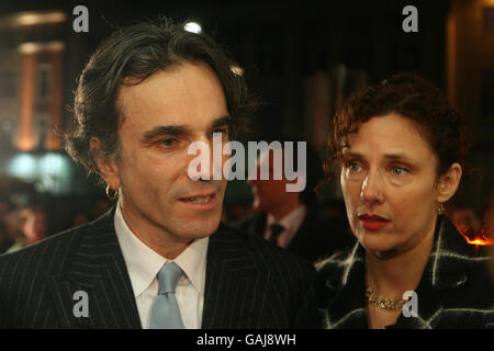 PHOTO AUTONOME. Daniel Day-Lewis, le nominé Oscar, et sa femme Rebecca Miller assistent à une projection spéciale du film il y aura du sang au Savoy Cinema de Dublin. Banque D'Images