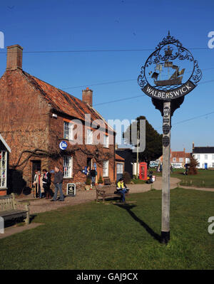 Le village vert à Walberswick, sur la côte du Suffolk, où les villageois forment aujourd'hui un humain « Save Our Shoreline » (SOS) pour protester contre la décision du ministère de l'Environnement, de l'alimentation et des Affaires rurales (DEFRA) de retirer le financement pour l'entretien de ses défenses maritimes, d'une crête de bardeaux et de ses berges le long de son estuaire. Il est à craindre que cette zone d'une beauté naturelle exceptionnelle finira par être submergée. Banque D'Images