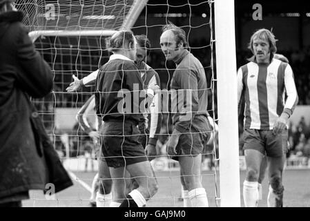 Arbitre Tony Jones (l) livres Sheffield Wednesday gardien Peter Springett (Deuxième r) pour dissidence comme Peter Rodrigues de mercredi (deuxième l) soutient son cas Banque D'Images