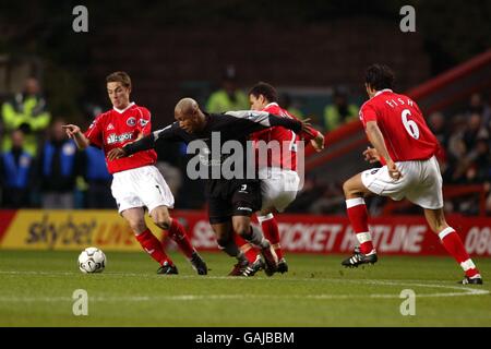 El Hadji Diouf (c), de Liverpool, s'éloigne du défi De Scott Parker (l) et Radostin Kisishev (r) de Charlton Athletic Banque D'Images