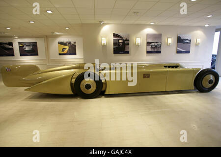 La Golden Arrow, la voiture dans laquelle Sir Henry Segrave a battu le record de vitesse terrestre en 1929, arrive pour le lancement du Segrave Club, un club privé membre offrant l'accès aux supercars, à Knightsbridge, Londres. Banque D'Images