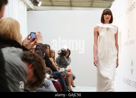 Hommage à des diamants et de la mode sur le tapis rouge fashion show - LA Banque D'Images