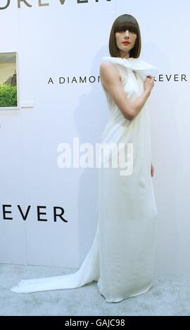 Un mannequin porte une robe Phillip Lim avec des bijoux Cartier, à l'occasion de l'hommage aux diamants et à la mode du défilé de mode tapis rouge en hommage aux Oscars, qui s'est tenu au Château Marmont à Los Angeles. Banque D'Images