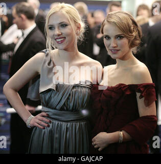 LES acteurs AMÉRICAINS Natalie Portman (à droite) et Scarlett Johansson assistent à la première du film royal « The Other Boleyn Girl » à l'Odeon, au cinéma Leicester Square dans le centre de Londres, en aide au Fonds de bienfaisance pour le cinéma et la télévision. Banque D'Images