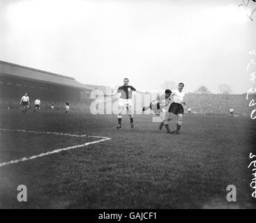 Le gardien de but de Fulham Tony Macedo (c) réclame la balle sous pression De Tottenham Hotspur Cliff Jones (l) comme coéquipier George Cohen (r) regarde Banque D'Images