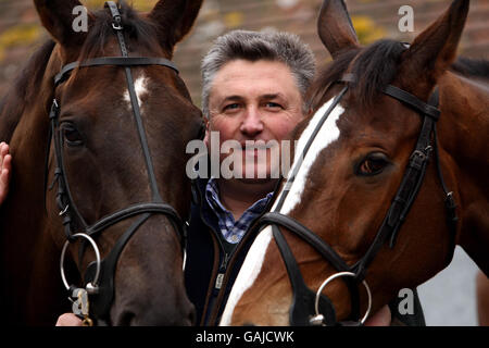 L'entraîneur Paul Nicholls avec Denman (à gauche) et Kauto Star (à droite) dans ses écuries de Ditcheat, dans le Somerset. Banque D'Images