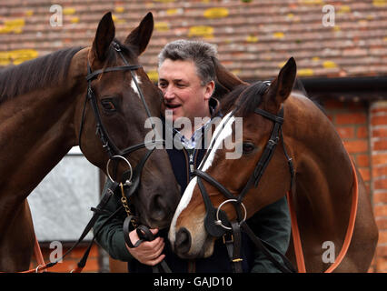 Courses hippiques - visite des écuries Paul Nicholls - Ditcheat.L'entraîneur Paul Nicholls avec Denman (à gauche) et Kauto Star (à droite) aux écuries Paul Nicholls à Ditcheat, Somerset. Banque D'Images