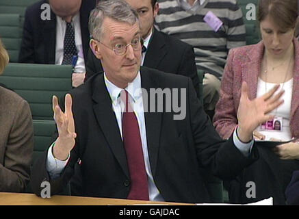 Hilary Benn, secrétaire à l'Environnement, prend la parole lors de la réunion de la commission de l'environnement, de l'alimentation et des affaires rurales à l'intérieur des chambres du Parlement, à Londres. Banque D'Images