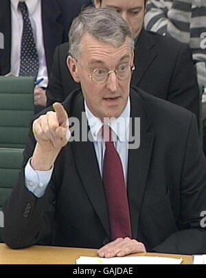 Hilary Benn, secrétaire à l'Environnement, prend la parole lors de la réunion de la commission de l'environnement, de l'alimentation et des affaires rurales à l'intérieur des chambres du Parlement, à Londres. Banque D'Images