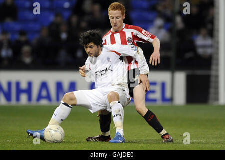 Stephen Quinn (arrière, à droite) de Sheffield United lutte pour le ballon avec Blerim Dzemaili de Bolton Wanderers Banque D'Images