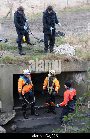 Les membres de l'unité de recherche sous-marine de la police recherchent un drain de tempête dans la région de Dewsbury Moor dans le West Yorkshire à la recherche de Shannon Matthews. Banque D'Images