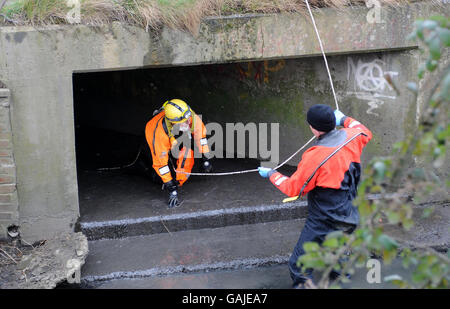 Les membres de l'unité de recherche sous-marine de la police recherchent un drain de tempête dans la région de Dewsbury Moor dans le West Yorkshire à la recherche de Shannon Matthews. Banque D'Images