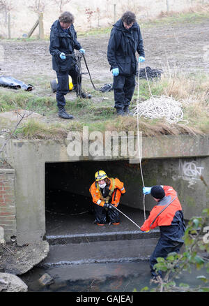 Les membres de l'unité de recherche sous-marine de la police recherchent un drain de tempête dans la région de Dewsbury Moor dans le West Yorkshire à la recherche de Shannon Matthews. Banque D'Images