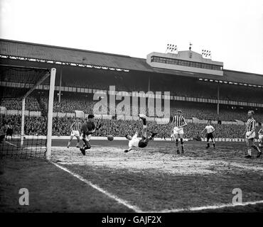 Bobby Smith (c) de Tottenham Hotspur marque le deuxième but de son tour de chapeau avec un coup de pied de tête parfaitement exécuté West Bromwich Albion gardien de but Ray Potter (deuxième l) Banque D'Images