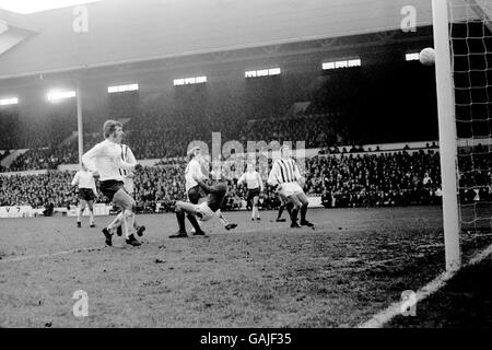 Jimmy Pearce (l) de Tottenham Hotspur est un coéquipier Roger Morgan (c) lève le ballon au-dessus du gardien de but West Bromwich Albion Jim Cumbes (deuxième r) pour marquer Banque D'Images