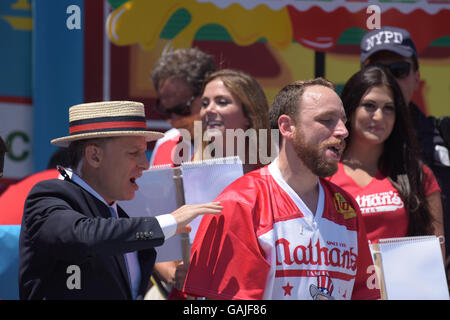 New York City, United States. Le 04 juillet, 2016. MC George Shea concours gagnant avec Joey Chestnut. Huit fois la célèbre Nathan Quatrième de juillet Hot Dog eating contest winner Joey Chestnut a repris la couronne qu'il a perdu l'année dernière à Matt Stonie Stonie en défaisant manger 70 hot dogs & brioches lors du célèbre Concours du centenaire Nathan à Coney Island. Credit : Andy Katz/Pacific Press/Alamy Live News Banque D'Images