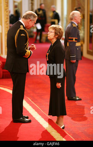 L'actrice Julie Walters reçoit un CBE présenté par le Prince de Galles à Buckingham Palace cet après-midi. Banque D'Images