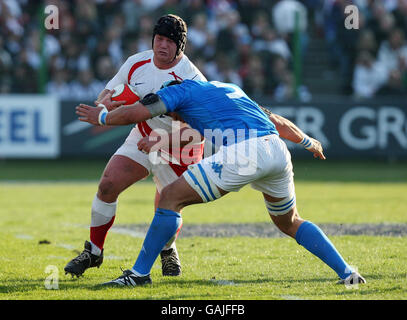 Rugby Union - RBS 6 Nations Championship 2008 - Italie / Angleterre - Stadio Flaminio.Matt Stevens court dans l'attirail de Carlo Antonio Del Fava pendant le match RBS 6 Nations au Stadio Flaminio, Rome, Italie. Banque D'Images