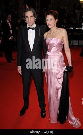 Daniel Day-Lewis et sa femme Rebecca arrivent pour les Orange British Academy film Awards 2008 (BAFTA) à l'Opéra Royal de Covent Garden, dans le centre de Londres. Banque D'Images
